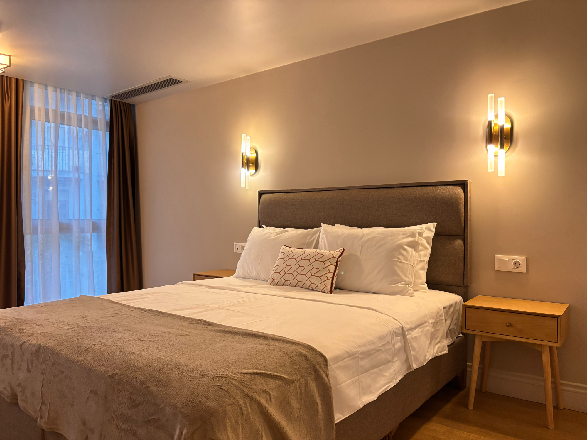 Representative photo of this studio type: double bed with bedside tables and wall-mounted lights.