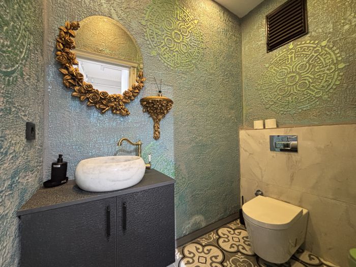 Luxury 1BR • Turkish Bath • Walk to Gala
