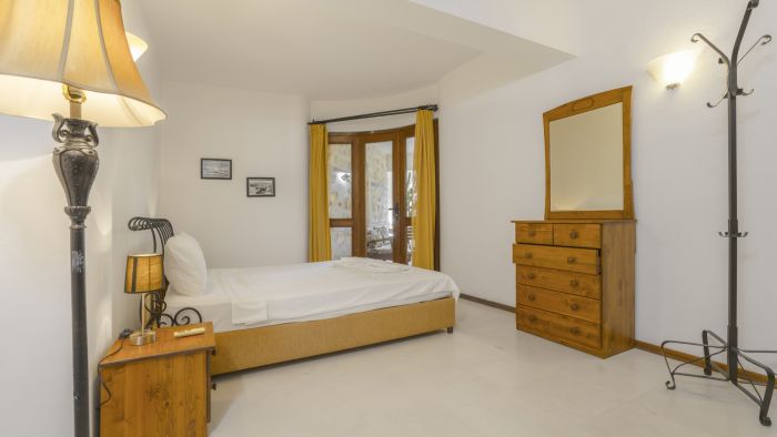 Villa with Garden & Shared Pool – 4 Min from Beach