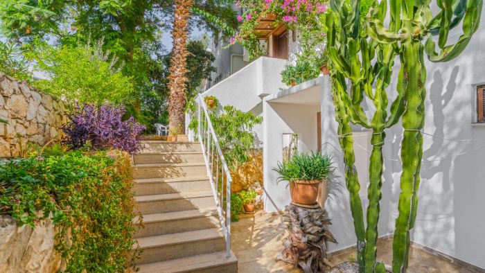 Villa with Garden & Shared Pool – 4 Min from Beach