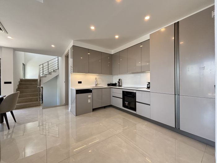 Modern 5BR Villa | Private Pool & Stunning Views