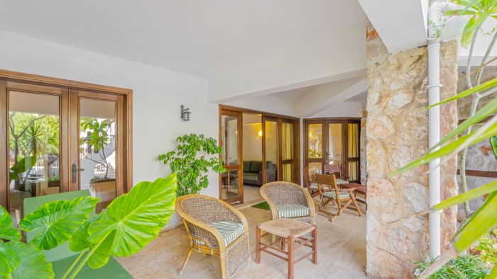Villa with Garden & Shared Pool – 4 Min from Beach