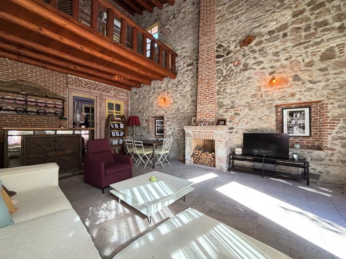 Historic Art House | Award-Winning Gallery Home
