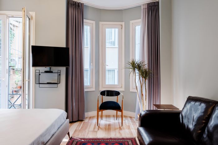 City-Center Urban Flat with Private Balcony