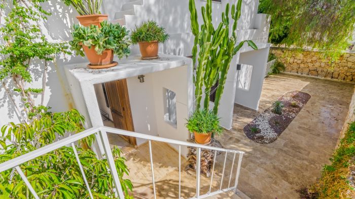 Villa with Garden & Shared Pool – 4 Min from Beach