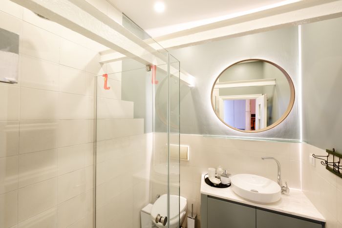 City-Center Urban Flat with Private Balcony