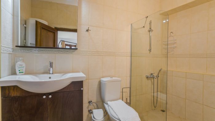 Villa with Garden & Shared Pool – 4 Min from Beach