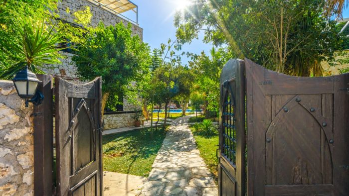 Villa with Garden & Shared Pool – 4 Min from Beach