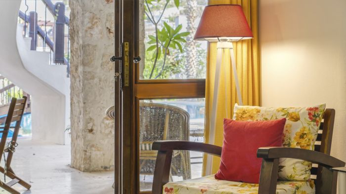 Villa with Garden & Shared Pool – 4 Min from Beach