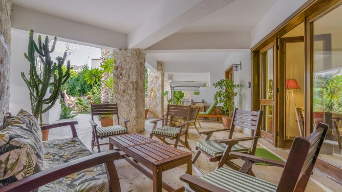 Villa with Garden & Shared Pool – 4 Min from Beach