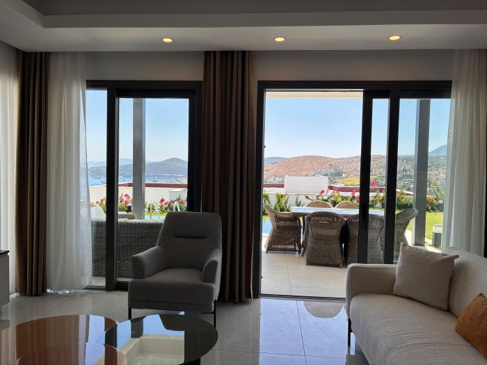 Türkbükü'nde Modern Havuzlu Villa