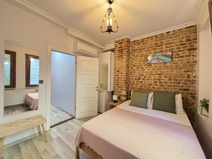 Balat’ta Eşsiz Sanat Evi | 5 Yatak Odası & Bahçe