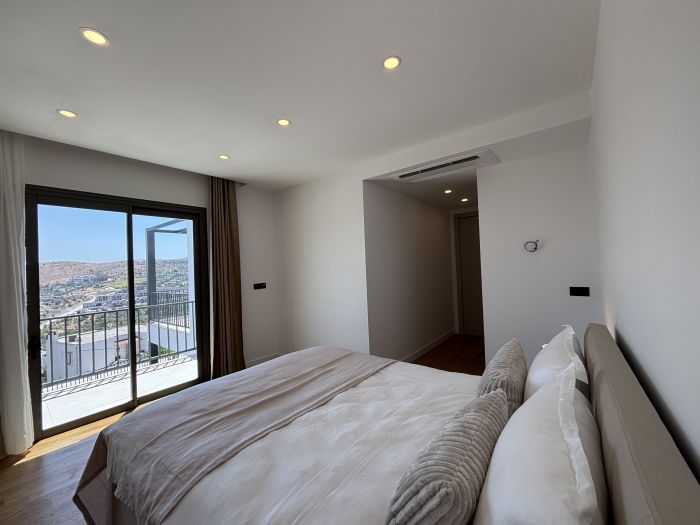 Modern 5BR Villa | Private Pool & Stunning Views