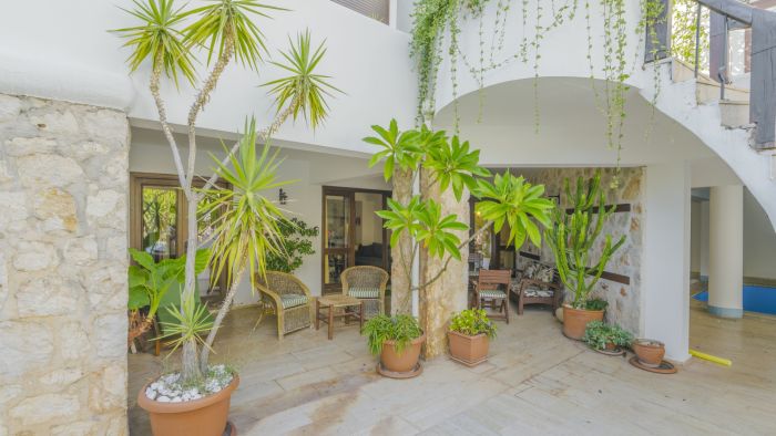 Villa with Garden & Shared Pool – 4 Min from Beach