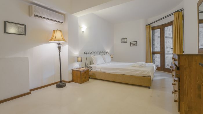 Villa with Garden & Shared Pool – 4 Min from Beach