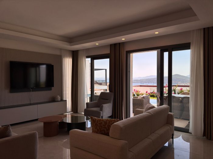 Türkbükü'nde Modern Havuzlu Villa