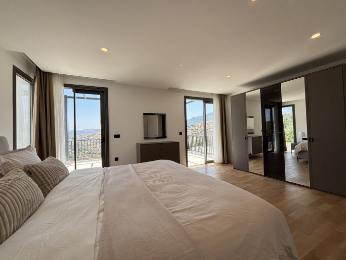Modern 5BR Villa | Private Pool & Stunning Views