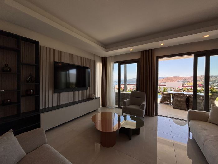 Türkbükü'nde Modern Havuzlu Villa