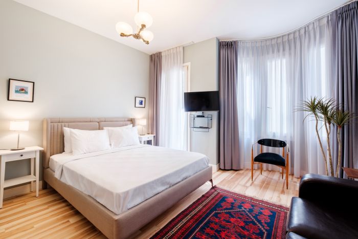 City-Center Urban Flat with Private Balcony