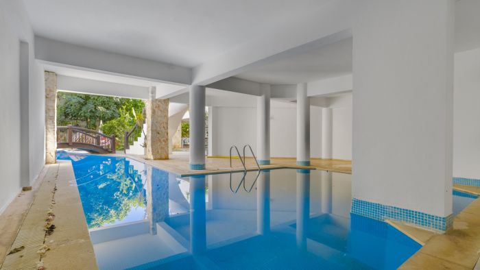 Villa with Garden & Shared Pool – 4 Min from Beach