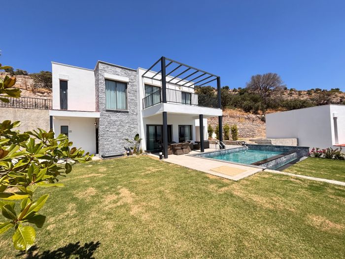 Türkbükü'nde Modern Havuzlu Villa