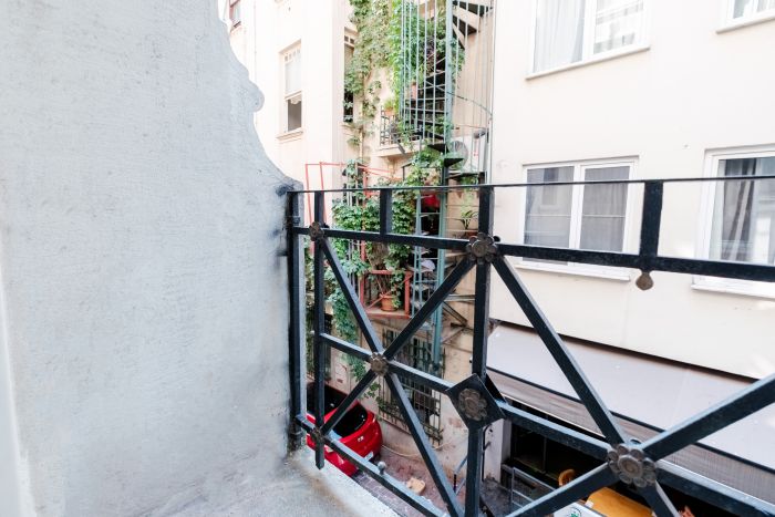 City-Center Urban Flat with Private Balcony