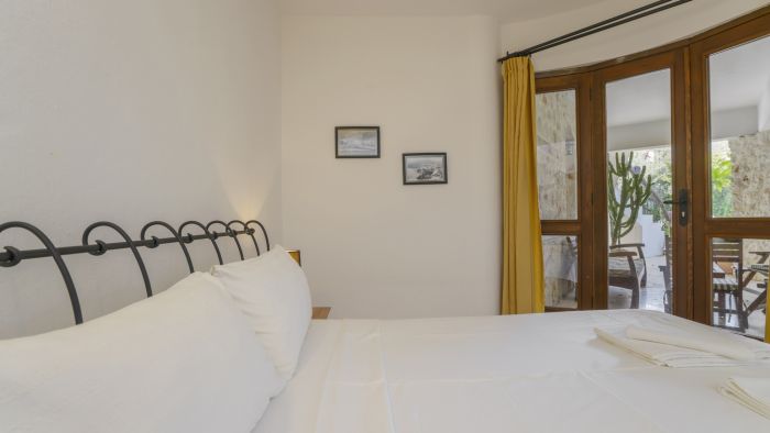 Villa with Garden & Shared Pool – 4 Min from Beach