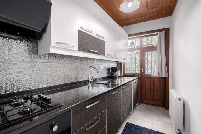 Detached Triplex with Garden & Terrace