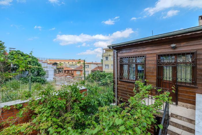 Detached Triplex with Garden & Terrace