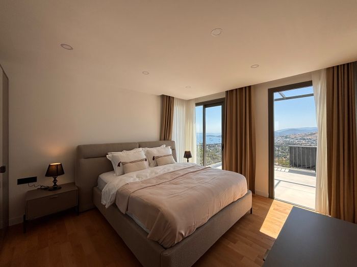 Türkbükü'nde Modern Havuzlu Villa