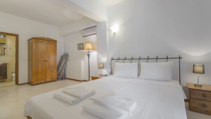 Villa with Garden & Shared Pool – 4 Min from Beach