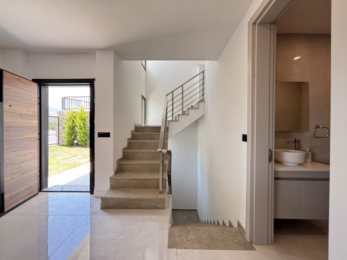 Türkbükü'nde Modern Havuzlu Villa